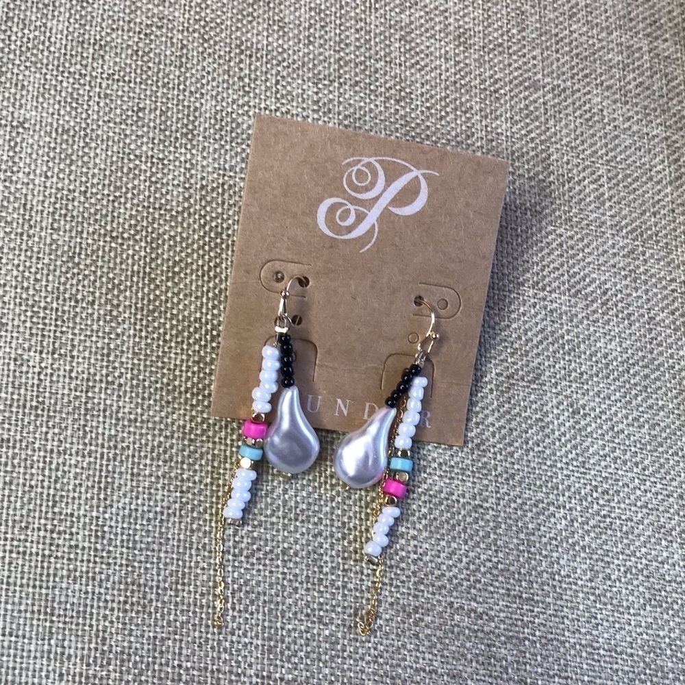 Plunder pearl dangling earrings.